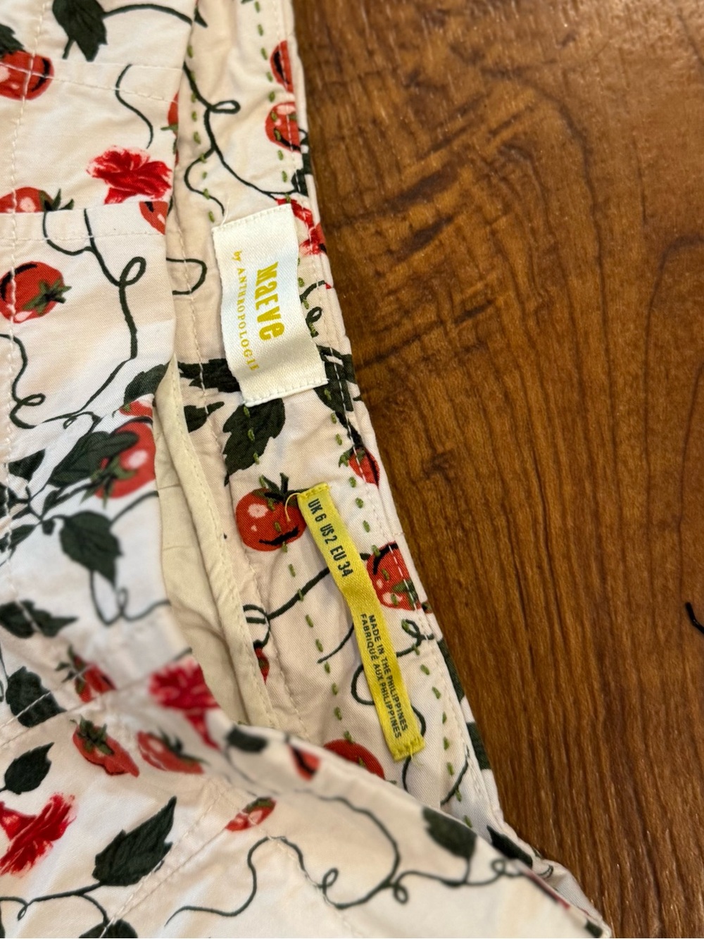 Anthropologie Maeve White Shorts with Red Cherry Tomatoes Print Womens size 2 - Picture 3 of 5